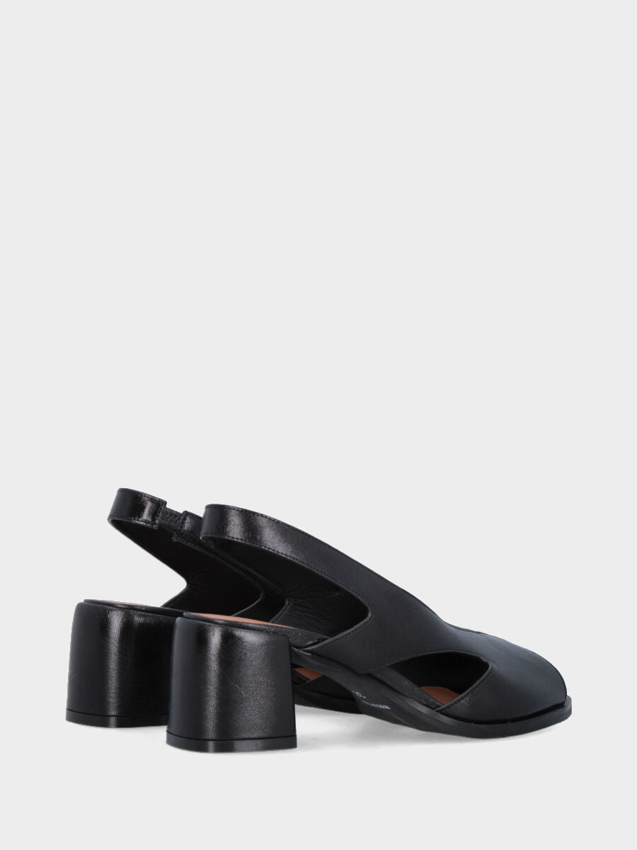 Sandalo in capra nera con fasce forate e tacco a blocco