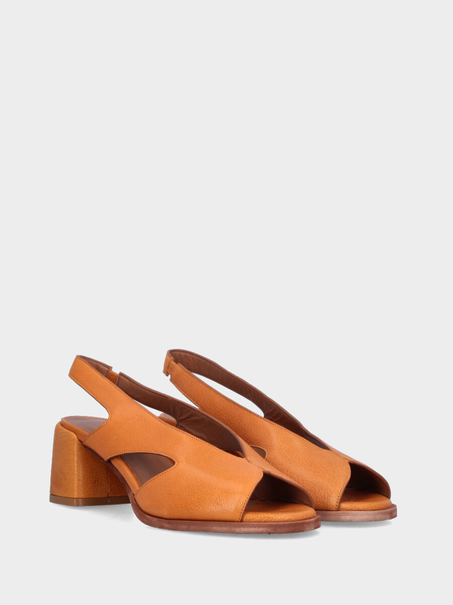 Sandalo in capra ocra con fasce forate e tacco a blocco