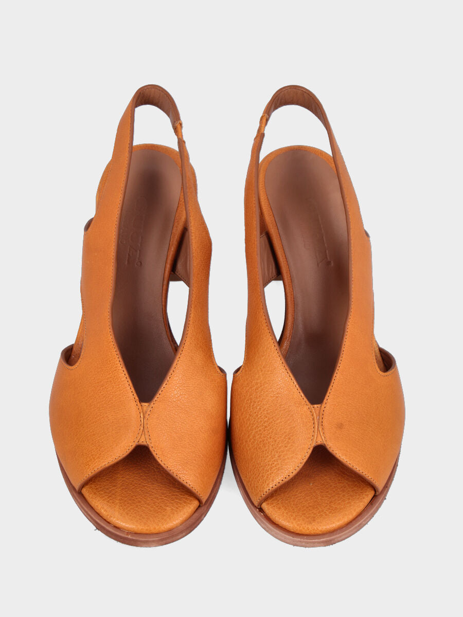 Sandalo in capra ocra con fasce forate e tacco a blocco