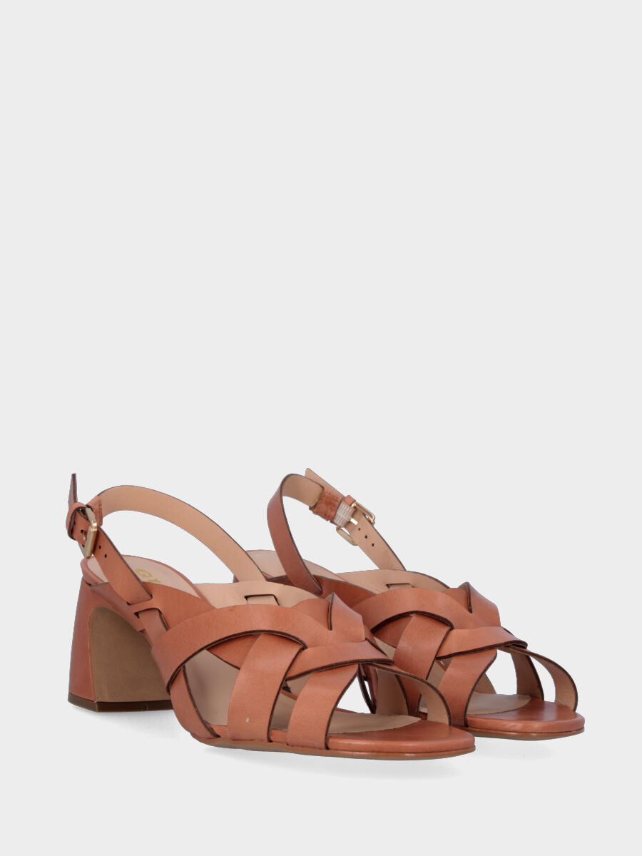 Sandalo in vitello color cuoio con tacco largo a coda