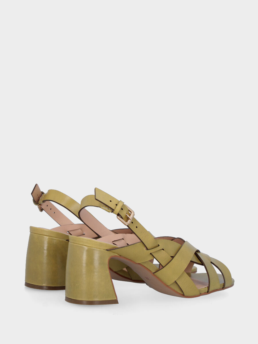 Sandalo in vitello verde con tacco largo a coda