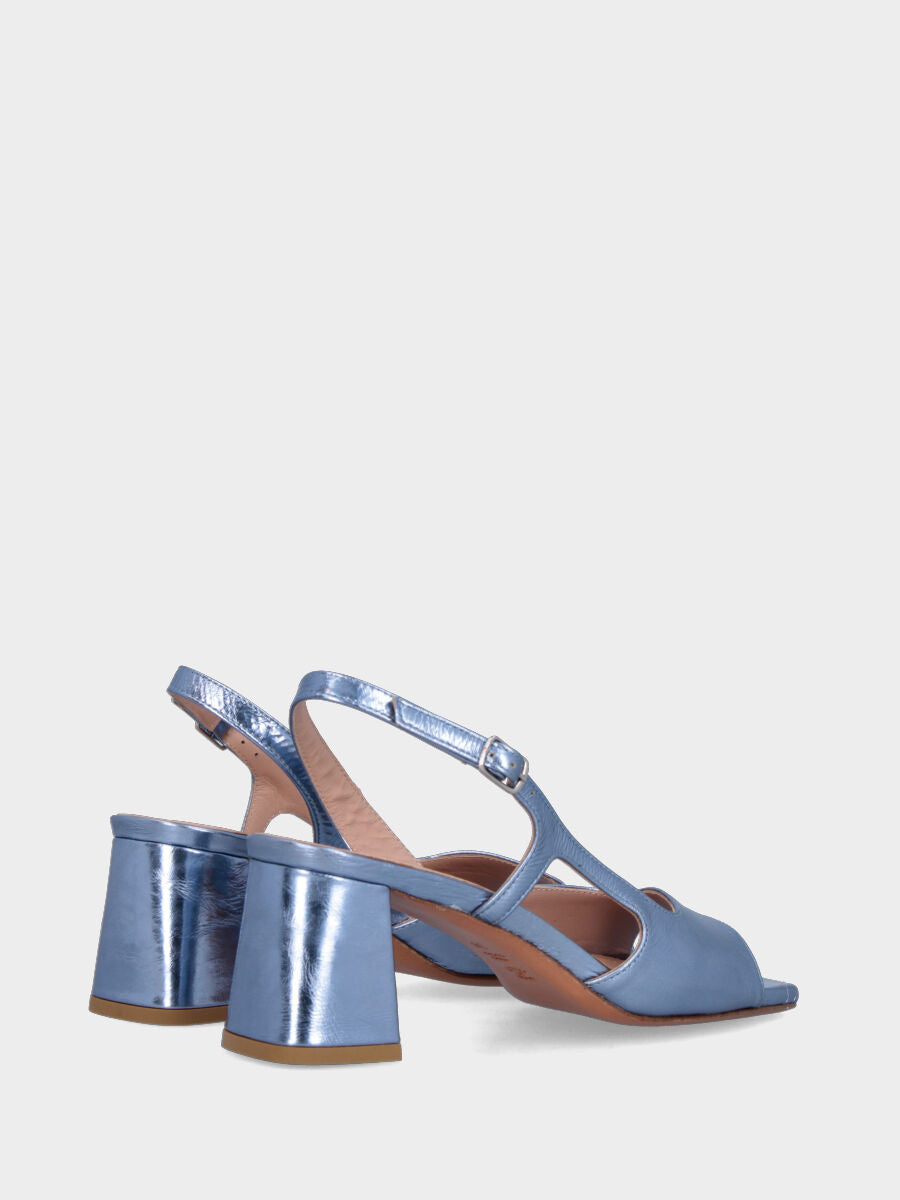 Sandalo in laminato celeste con fascia ondulata e cinturino incrociato