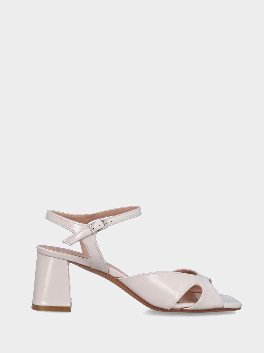 Sandalo in verlux bianco latte con forature e punta squadrata