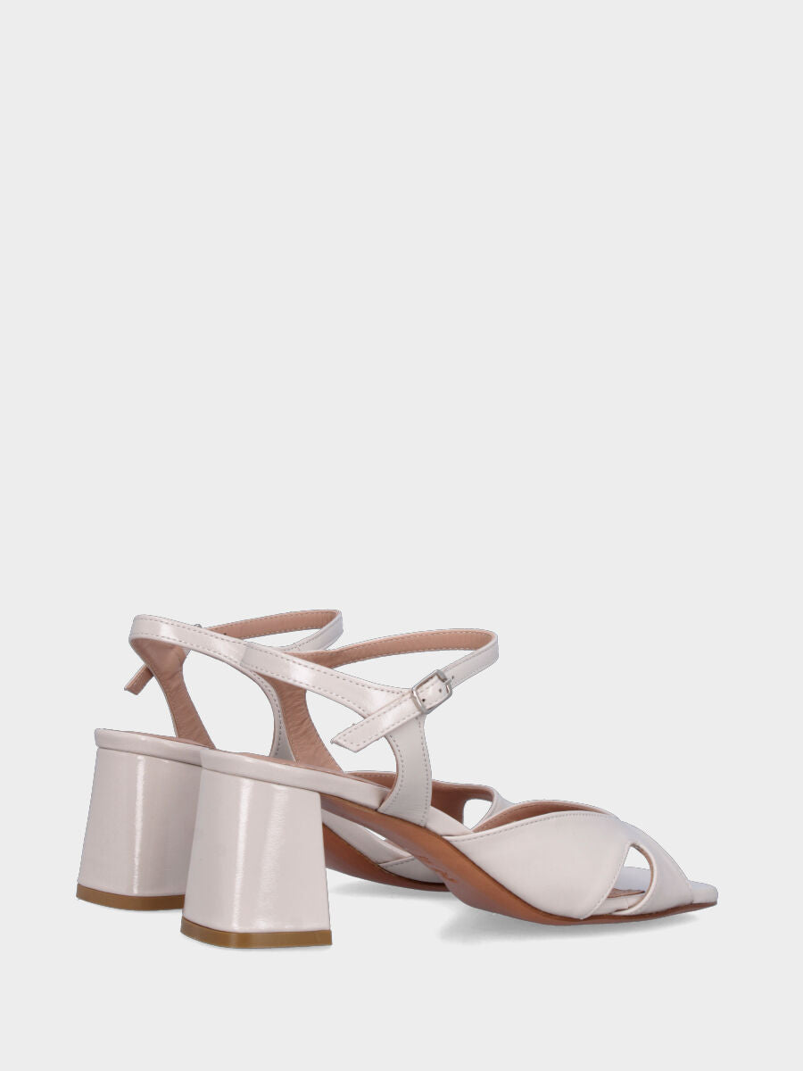 Sandalo in verlux bianco latte con forature e punta squadrata