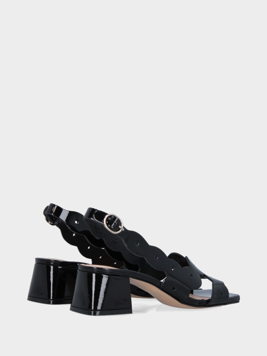Sandalo in vernice nera con taglio ondulato e tacco largo