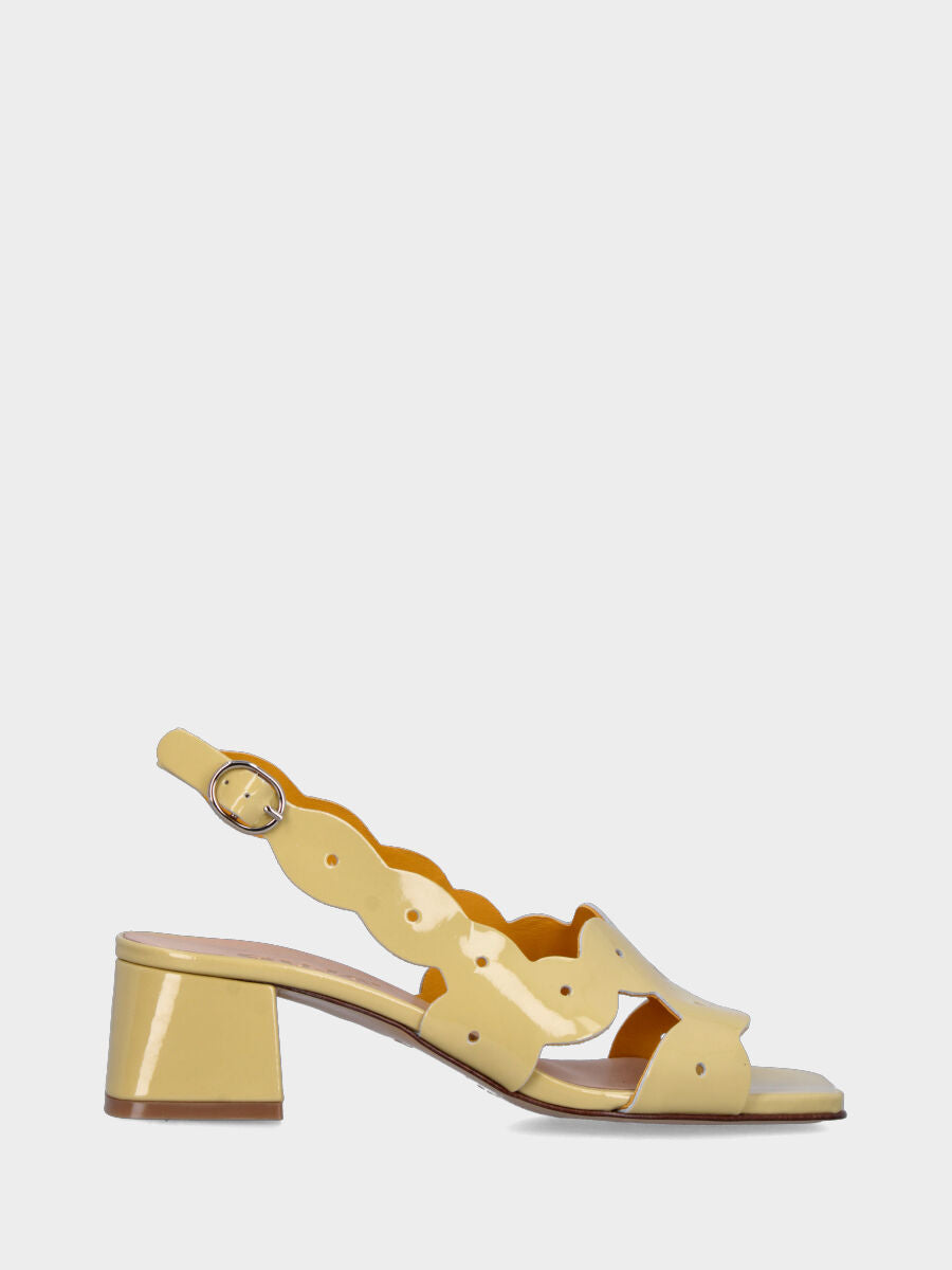 Sandalo in vernice gialla con taglio ondulato e tacco largo