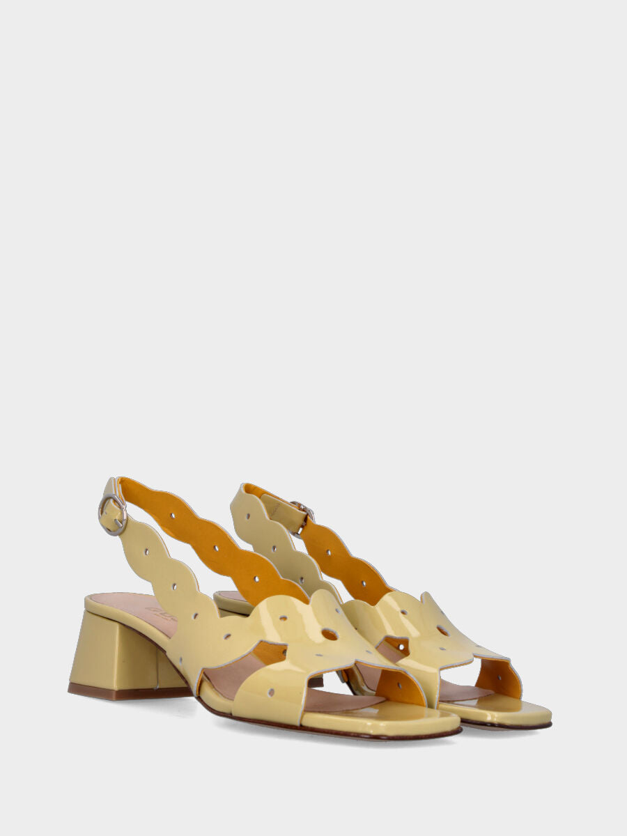 Sandalo in vernice gialla con taglio ondulato e tacco largo