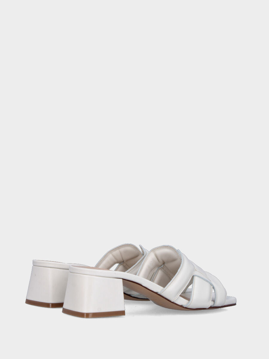 Ciabattina in nappa bianco panna con fascette bombate e tacco largo