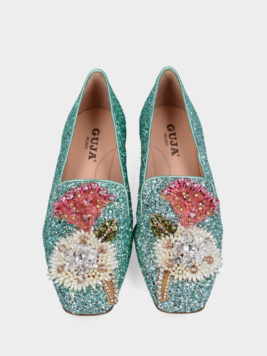 Ballerina con glitter celesti e applicazioni ornamentali sulla pianta