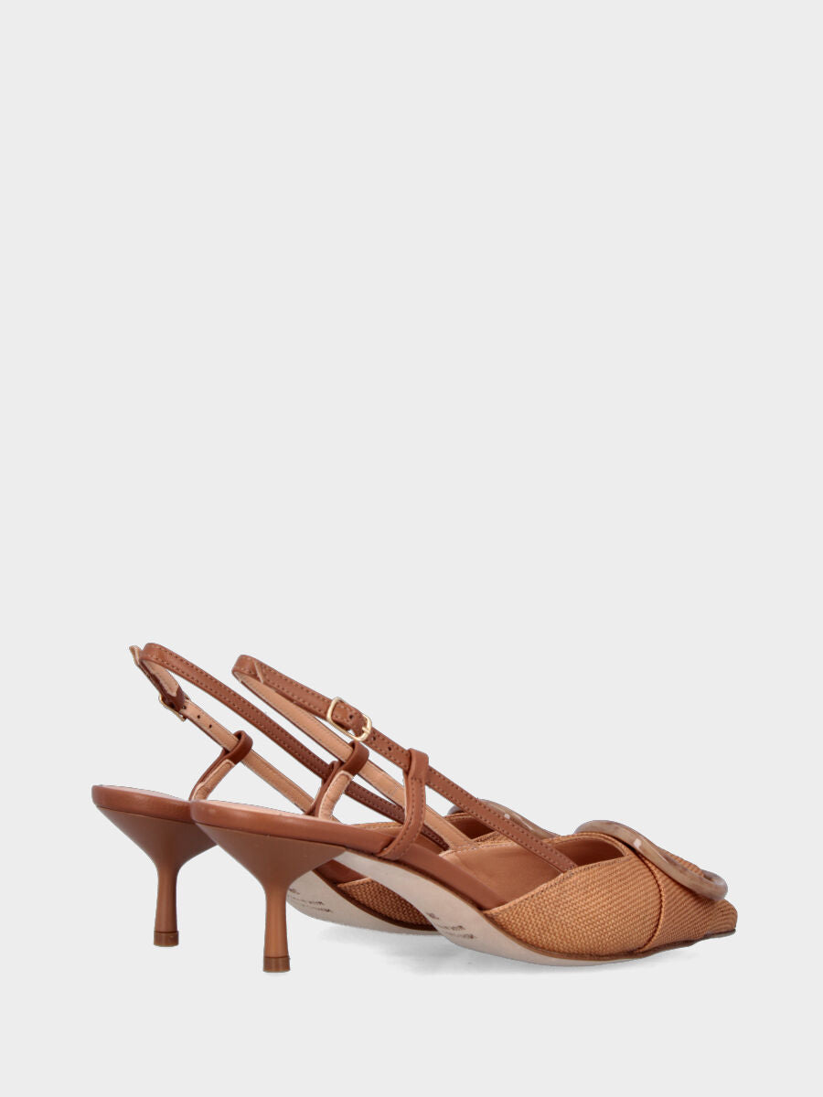 Slingback in tessuto color cammello con anello decorativo e tacco a calice