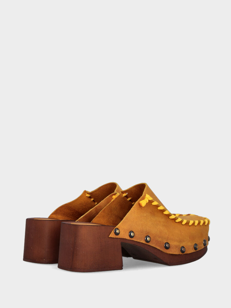 Zoccolo sabot in vitello ocra con plateau e cuciture gialle a contrasto