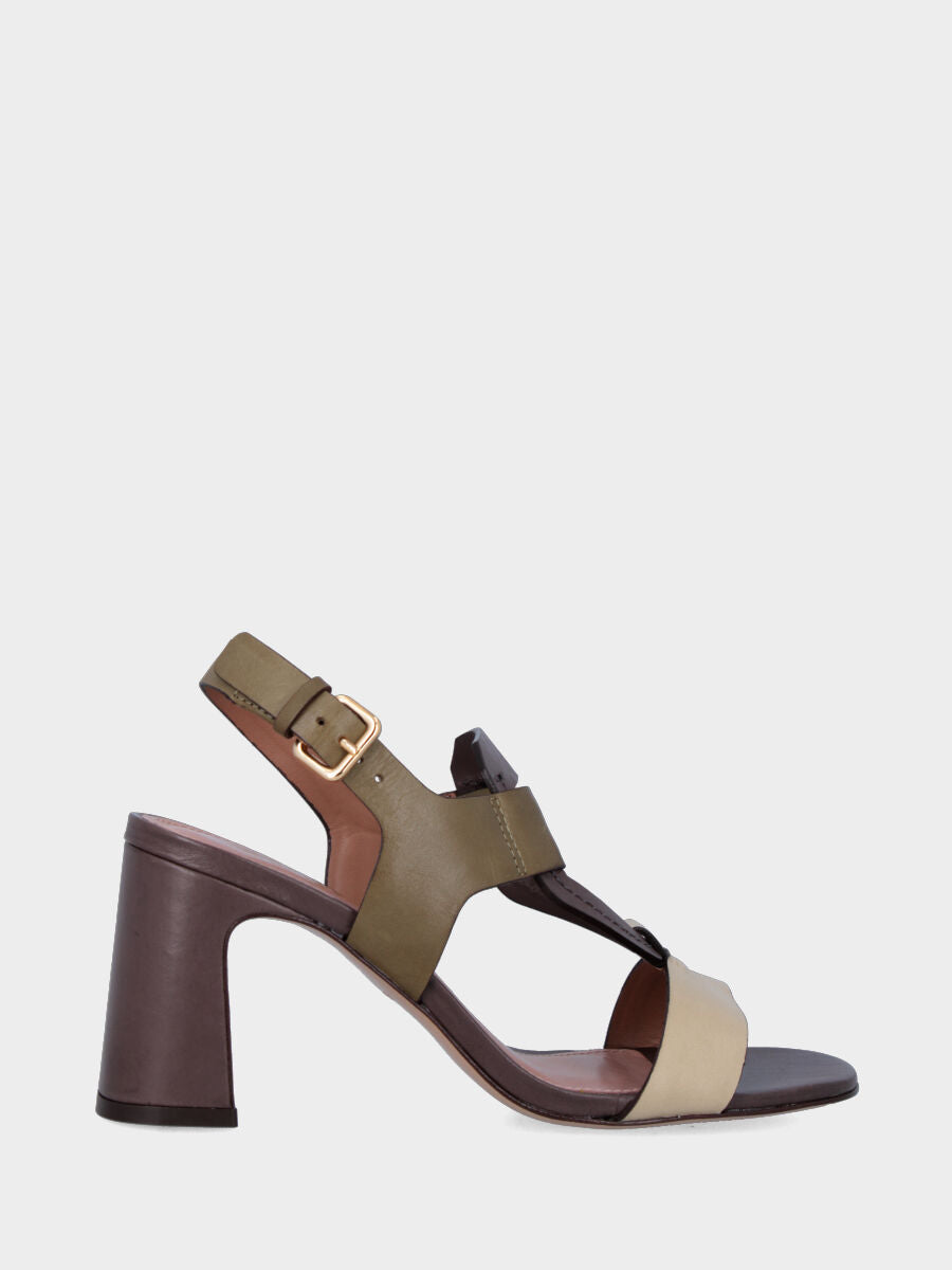 Sandalo in vitello verde e beige con accessorio geometrico