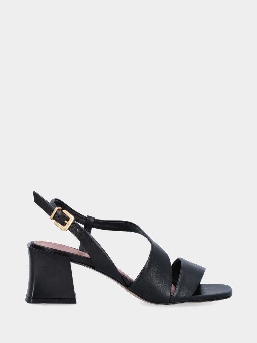 Sandalo in vitello nero con fasce asimmetriche
