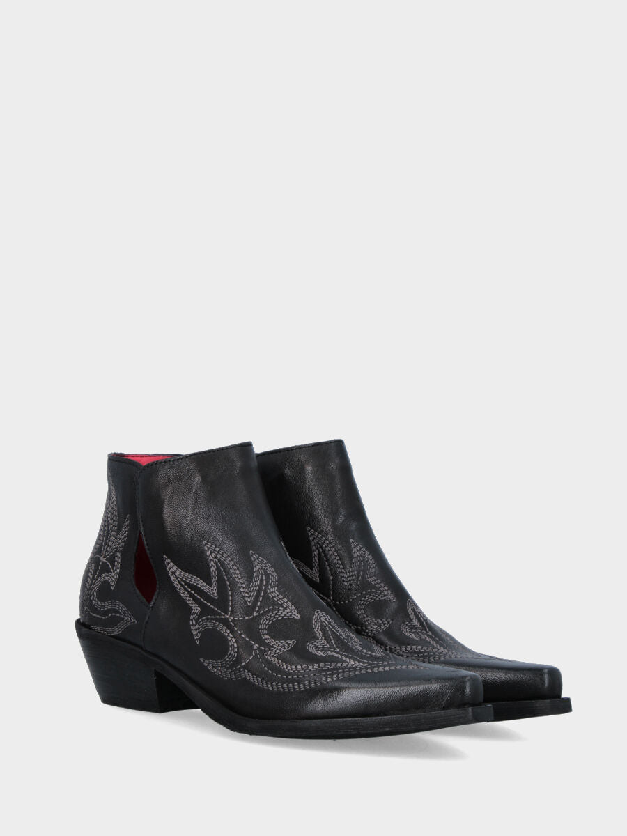 Camperos a tronchetto in vitello nero con aperture laterali