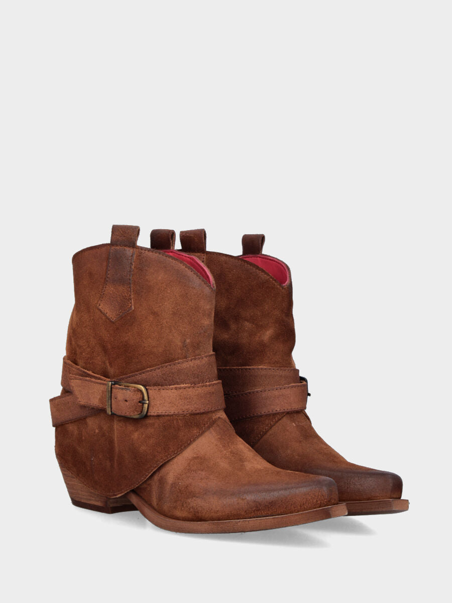 Camperos in camoscio marrone con risvolto e cinturino decorativo