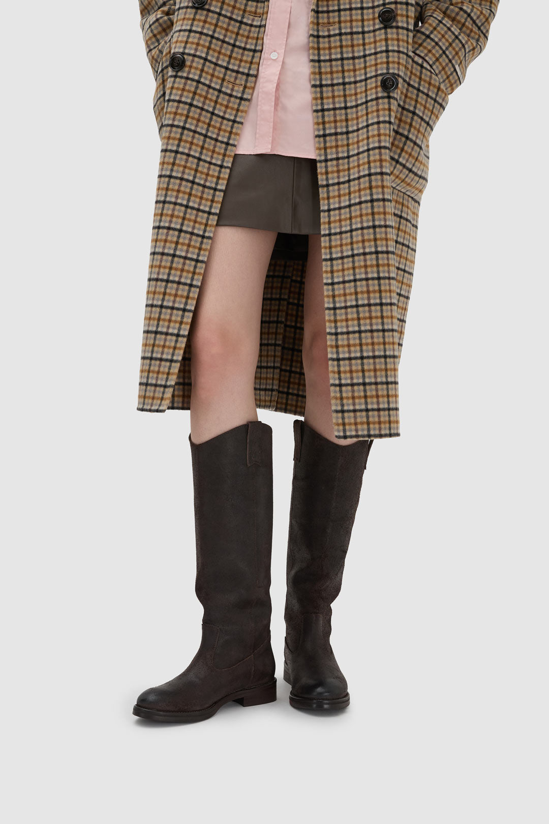 Bottes en cuir fendu marron foncé avec broderies sur les brides