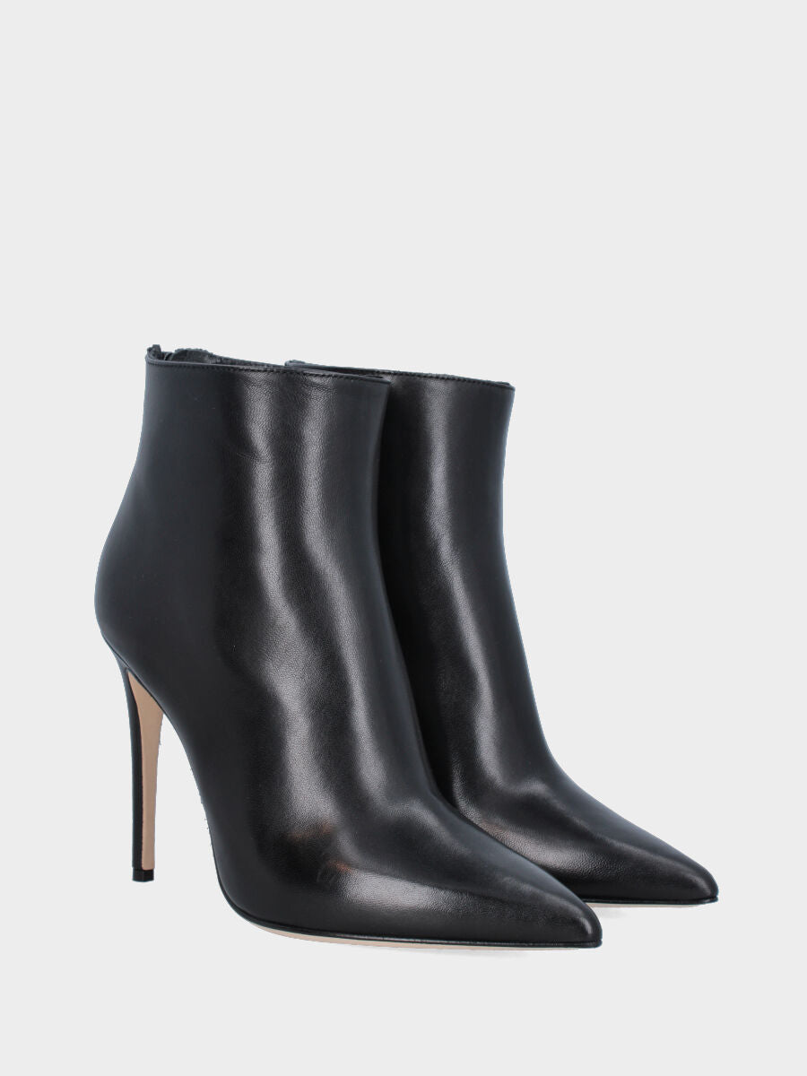 Stivaletto in nappa nera con tacco a stiletto e cerniera posteriore