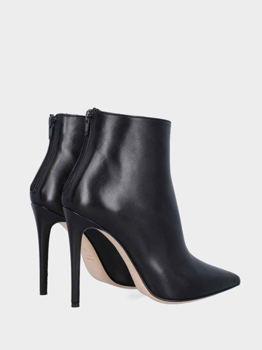 Stivaletto in nappa nera con tacco a stiletto e cerniera posteriore