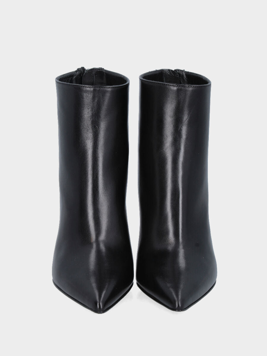 Stivaletto in nappa nera con tacco a stiletto e cerniera posteriore