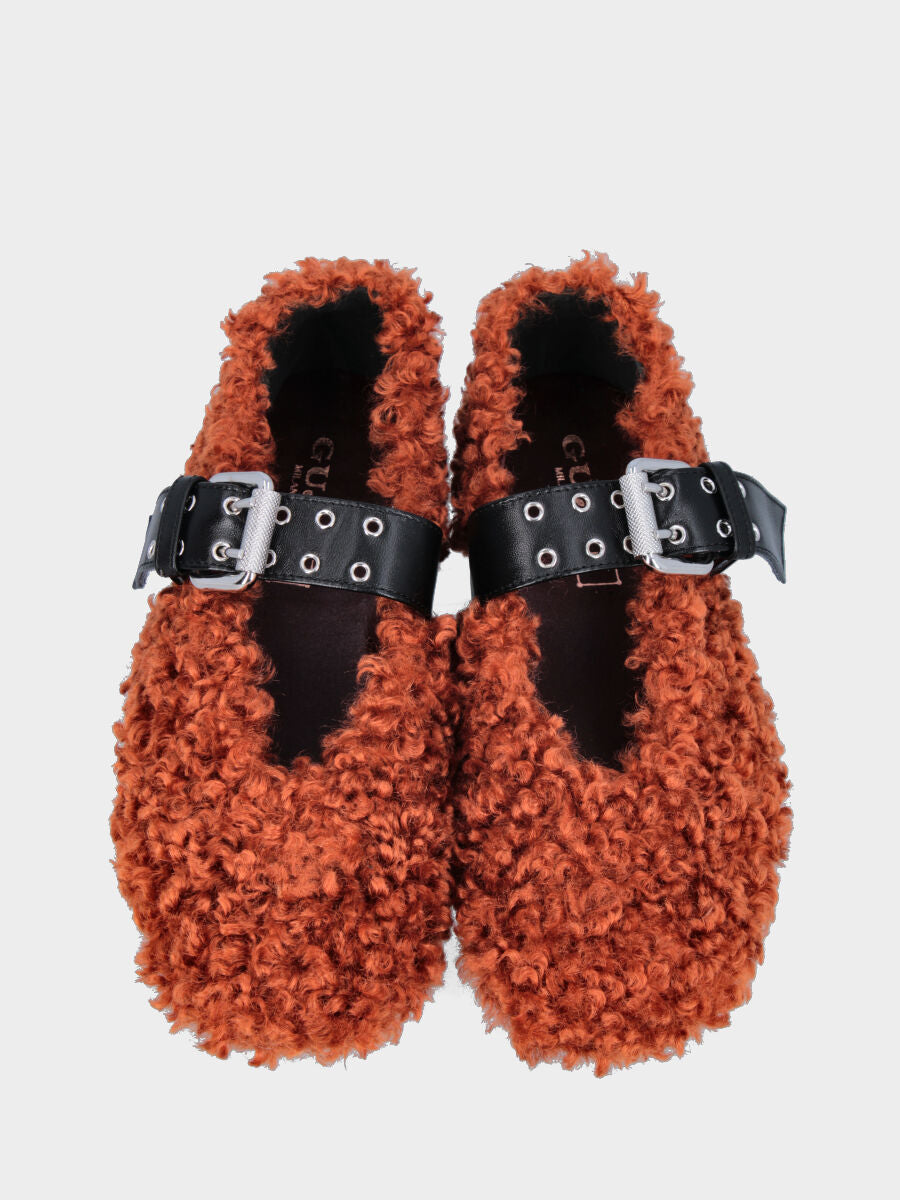 Ballerina in astrakan color cuoio con cinturino e occhielli metallici