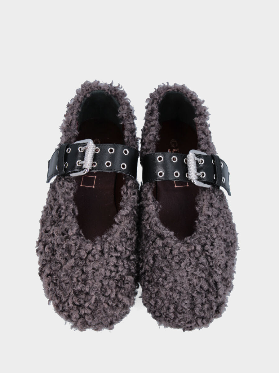 Ballerina in astrakan grigio con cinturino e occhielli metallici