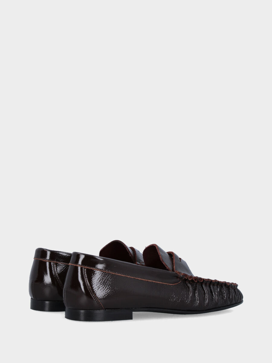 Mocassino in vernice mogano con tomaia arricciata