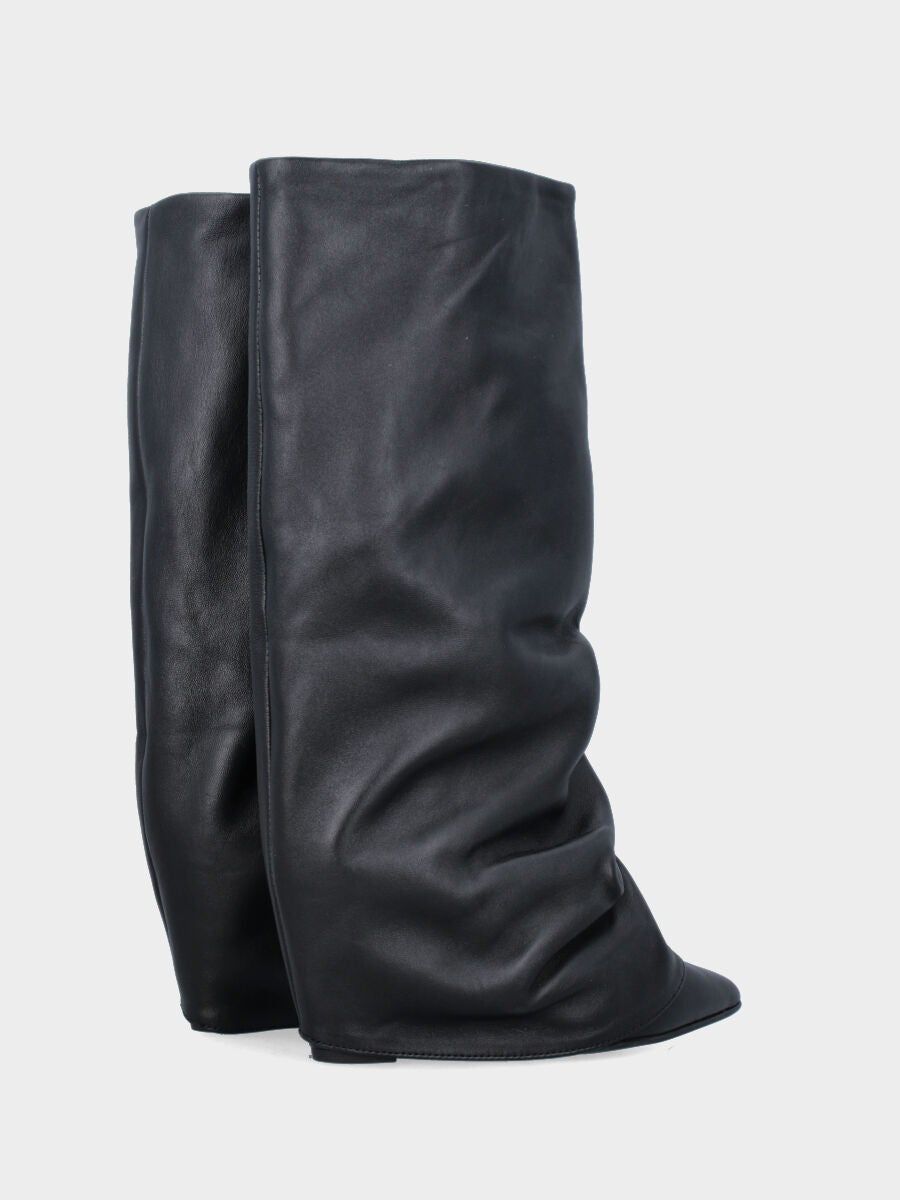 Camperos in nappa nera con ghetta goffrata e tacco 70mm