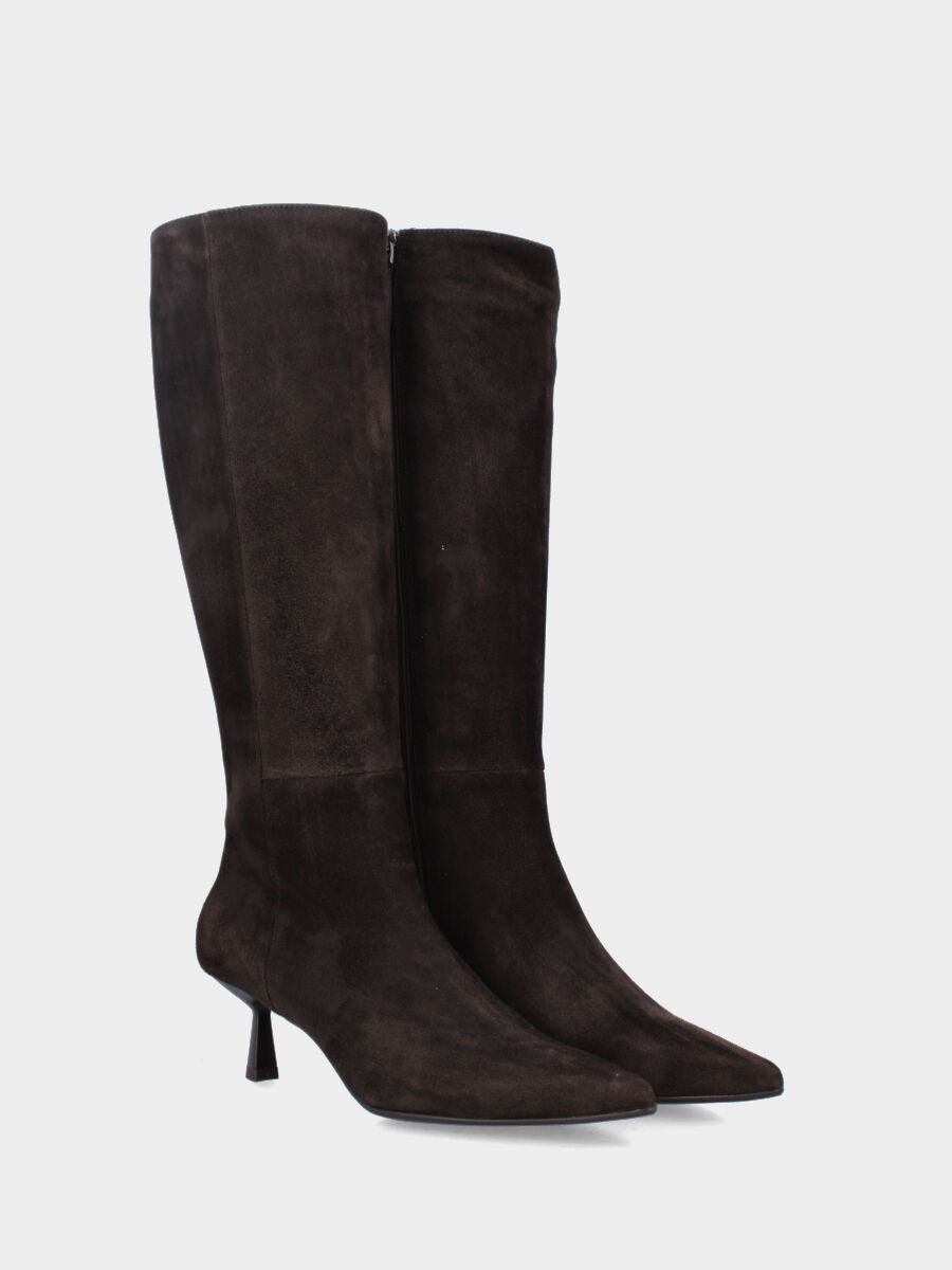 Stivale in camoscio testa di moro con tacco a calice e punta sfilata