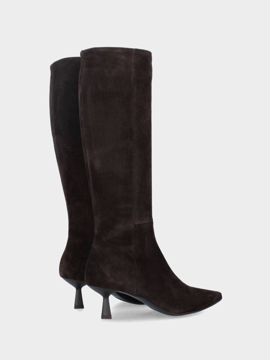 Stivale in camoscio testa di moro con tacco a calice e punta sfilata