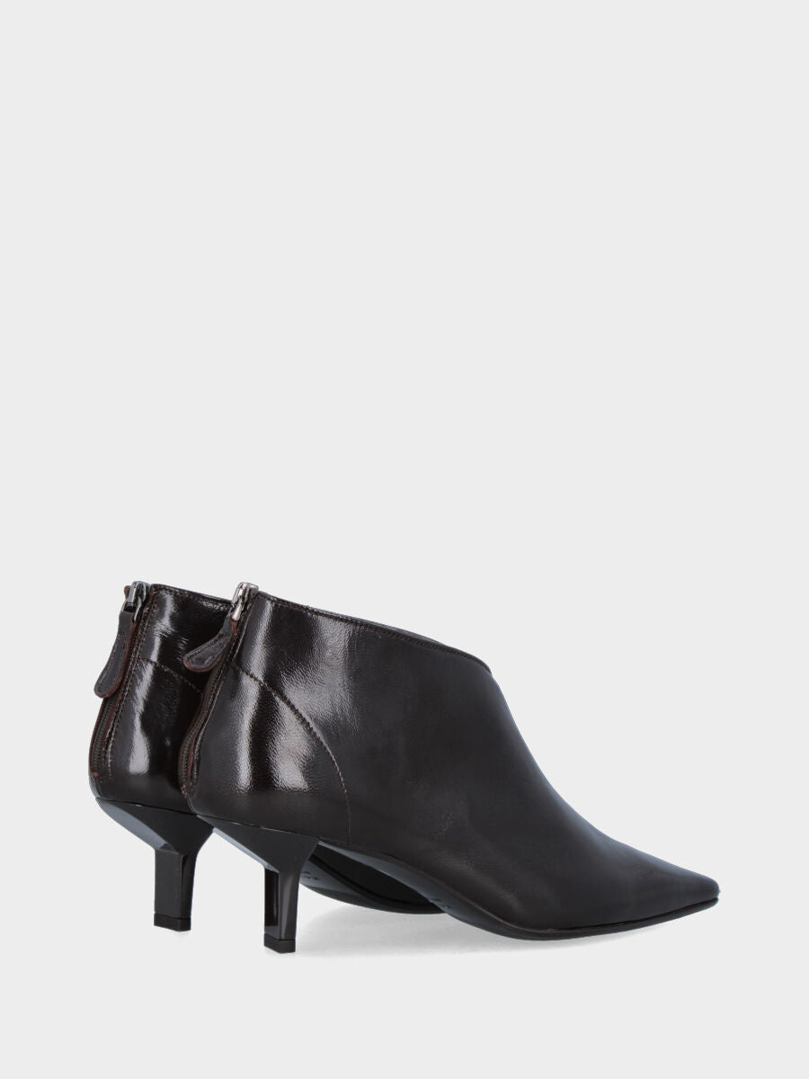 Tronchetto in verlux testa di moro con punta quadratina sfilata e tacco a calice