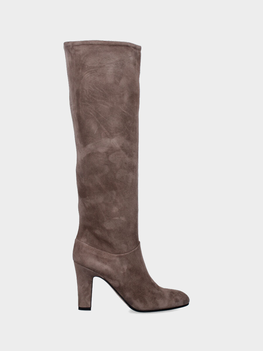 Stivale a tubo in camoscio color fango con tacco largo e punta tonda