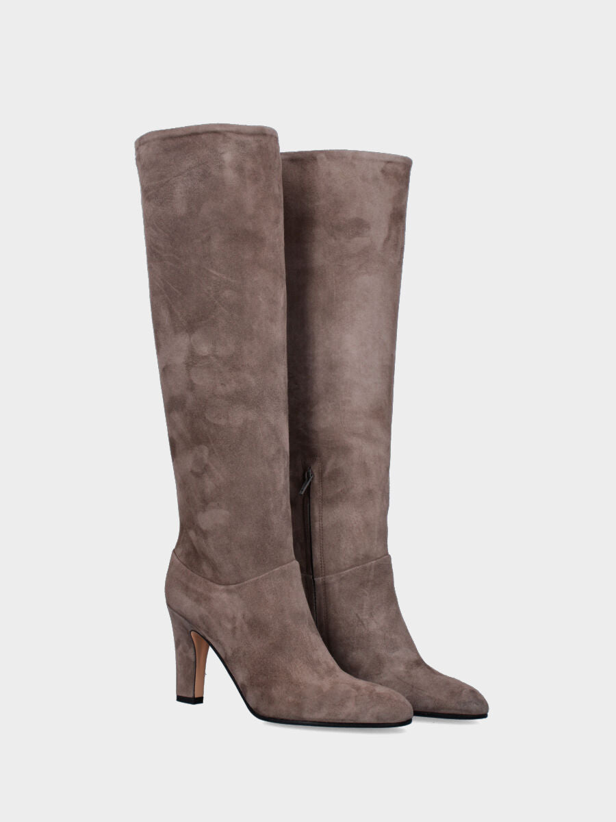 Stivale a tubo in camoscio color fango con tacco largo e punta tonda