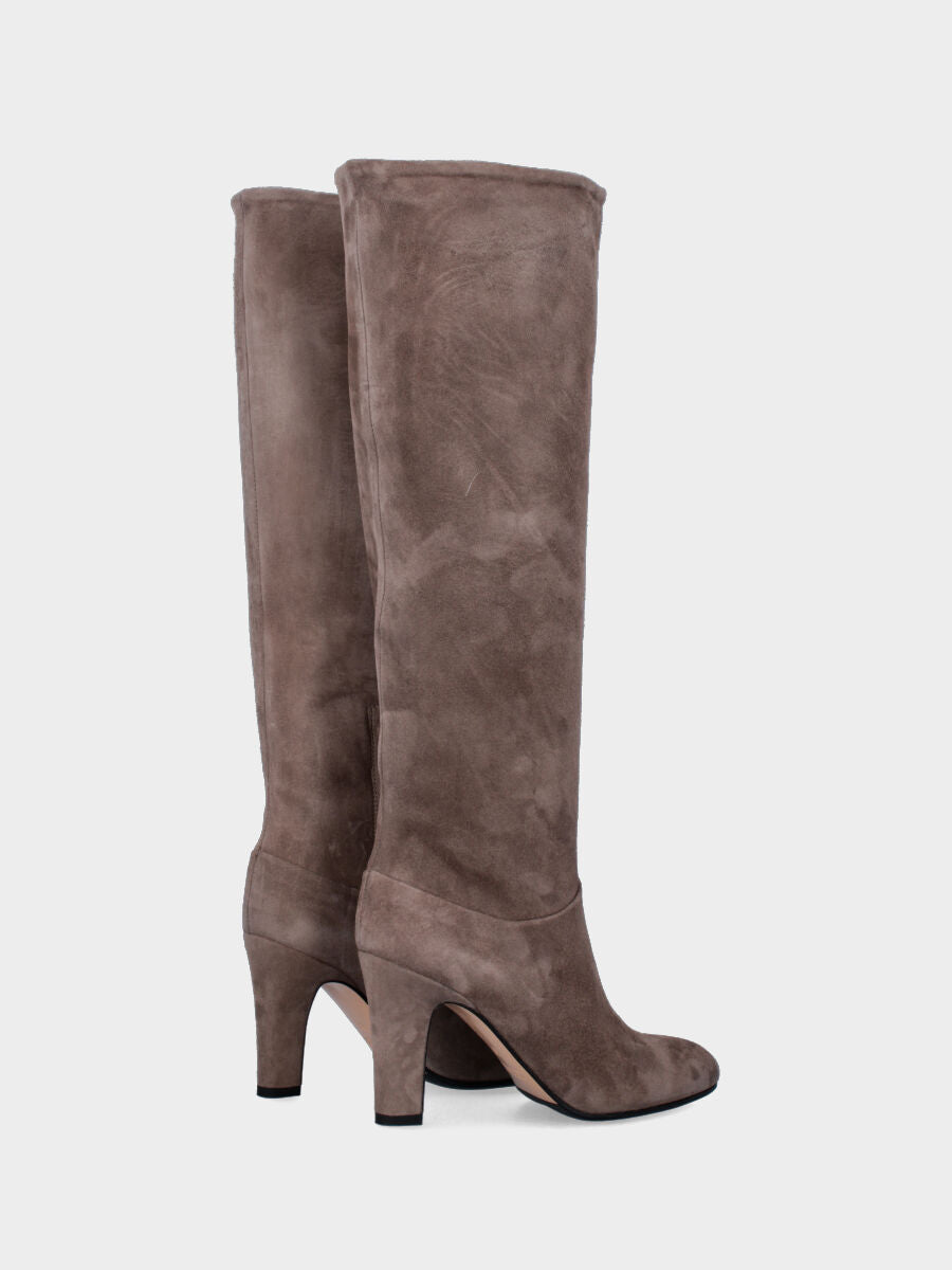 Stivale a tubo in camoscio color fango con tacco largo e punta tonda