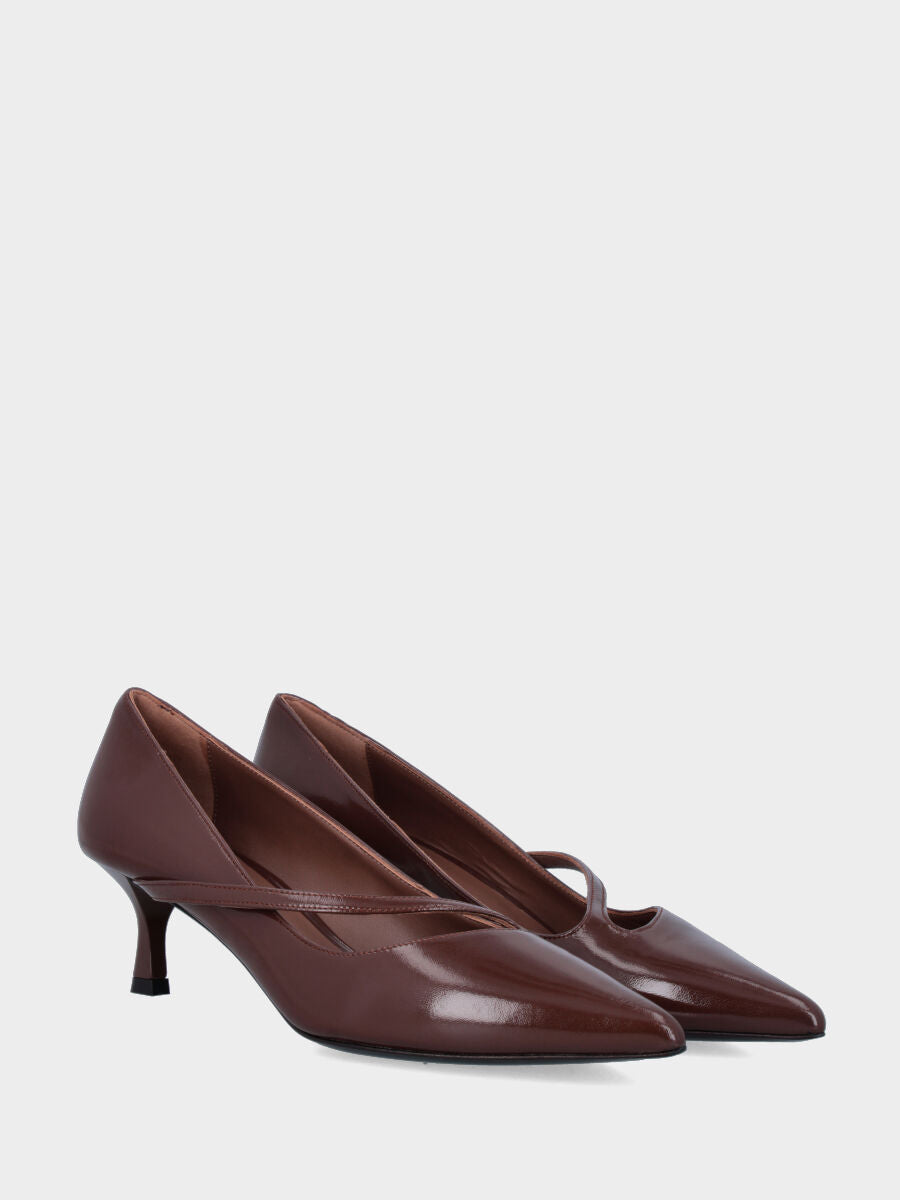 Décolleté in verlux marrone con cinturino a sbieco e tacco a calice