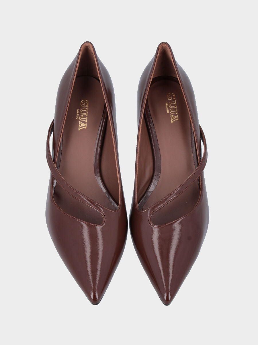 Décolleté in verlux marrone con cinturino a sbieco e tacco a calice