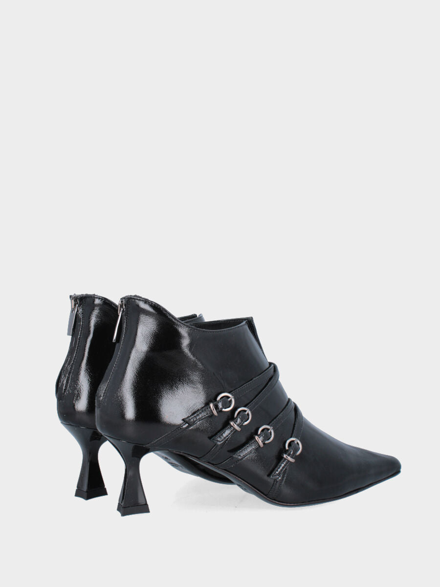 Tronchetto in verlux nero con cinturini e tacco a calice