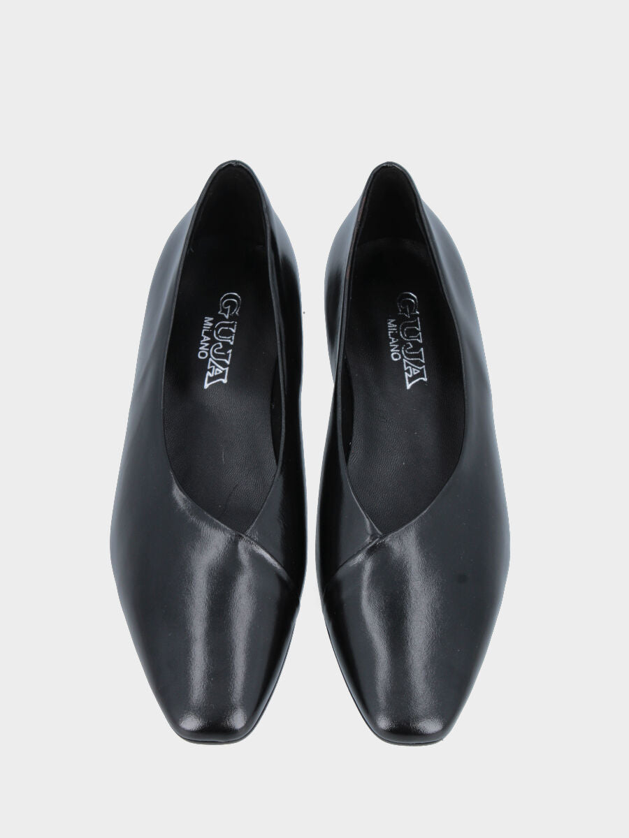 Décolleté in verlux nero con tomaia sovrapposta e tacco basso