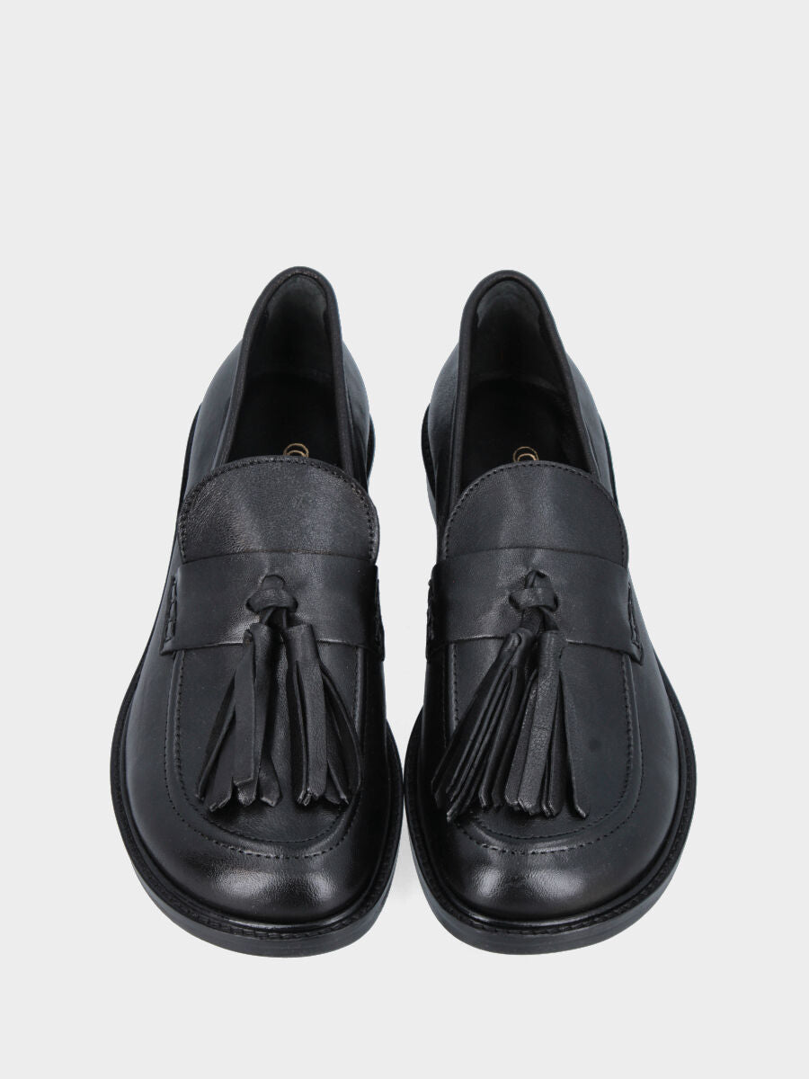 Mocassino in vitello nero con nappine e vaschetta a bordino