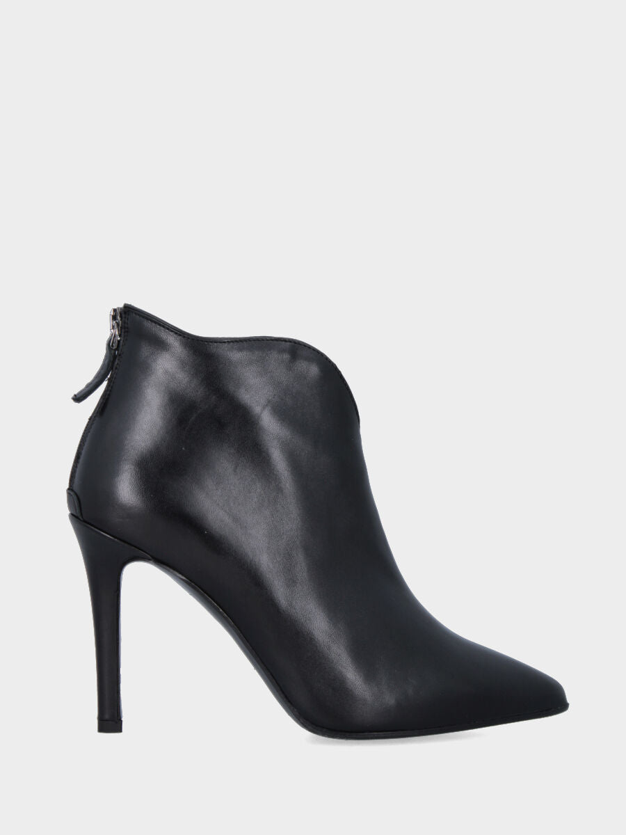 Stivaletto in nappa nera con cerniera posteriore e tacco a coda