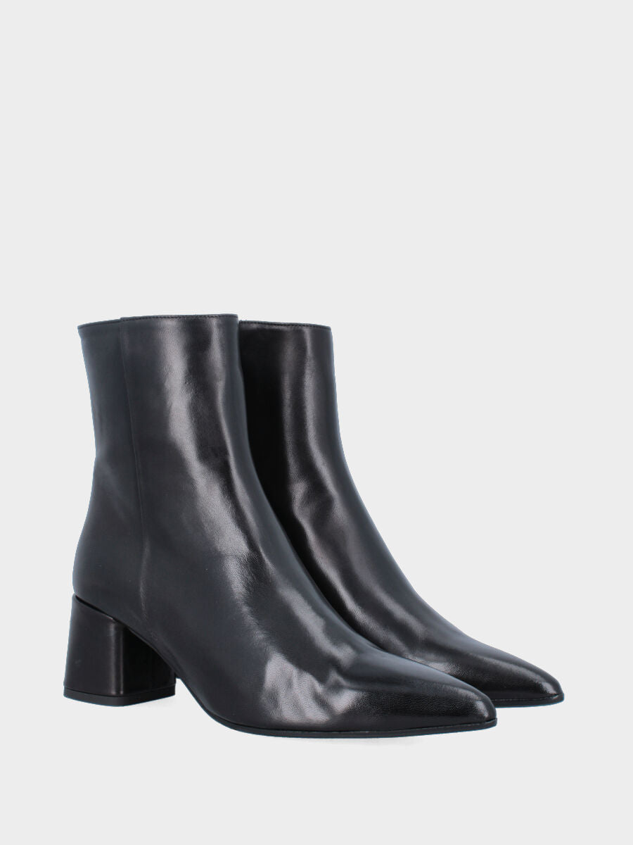 Stivaletto in nappa nera con tacco largo e lavorazione a sacchetto
