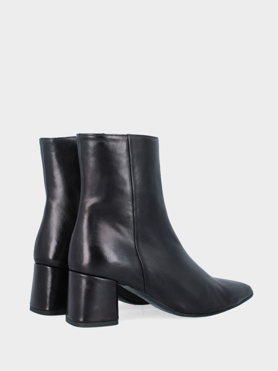 Stivaletto in nappa nera con tacco largo e lavorazione a sacchetto
