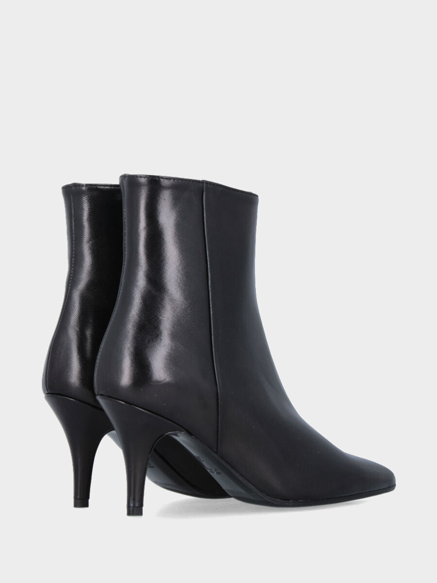 Stivaletto in nappa nera con tacco conico e lavorazione a sacchetto
