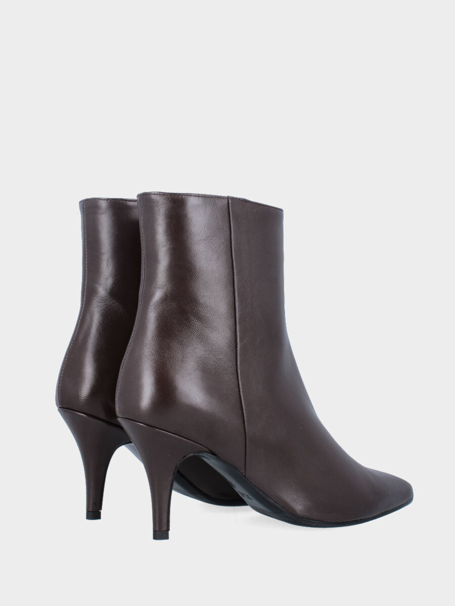 Stivaletto in nappa testa di moro con tacco conico e lavorazione a sacchetto