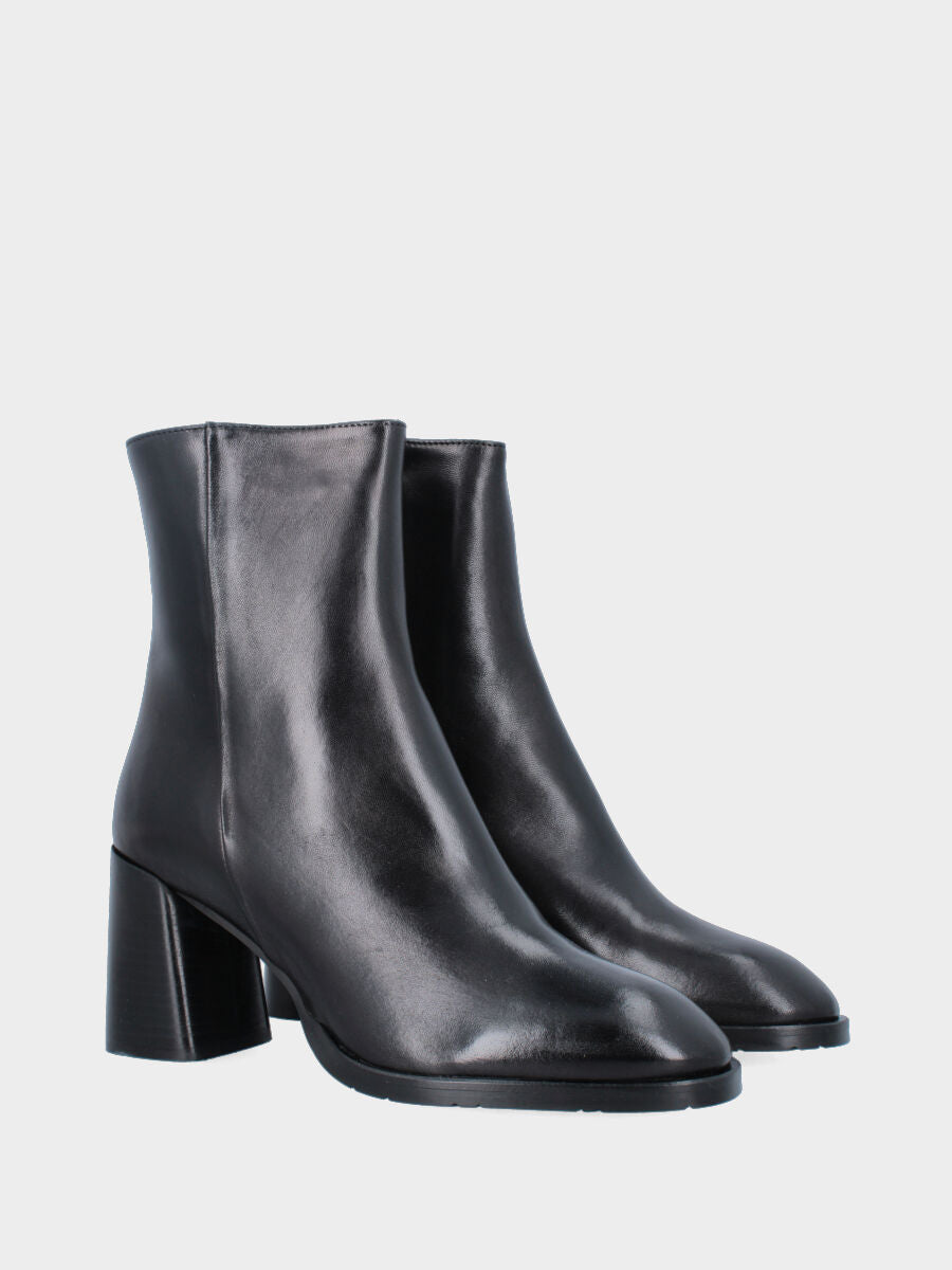 Stivaletto in nappa nera con tacco stondato fasciato cuoio
