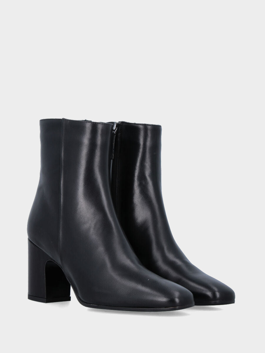 Stivaletto in nappa nera con tacco largo a coda e cerniera
