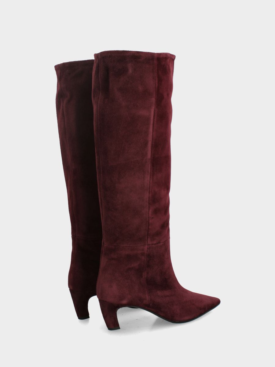 Stivale in camoscio bordeaux con gambale a tubo cascante e tacco ricurvo