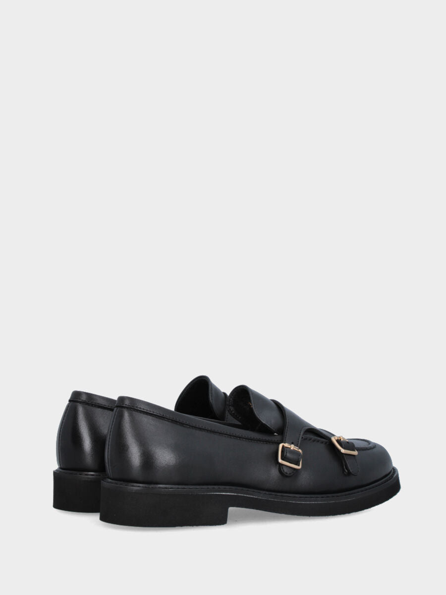Mocassino in vitello nero con doppia fibbia e vaschetta cucita