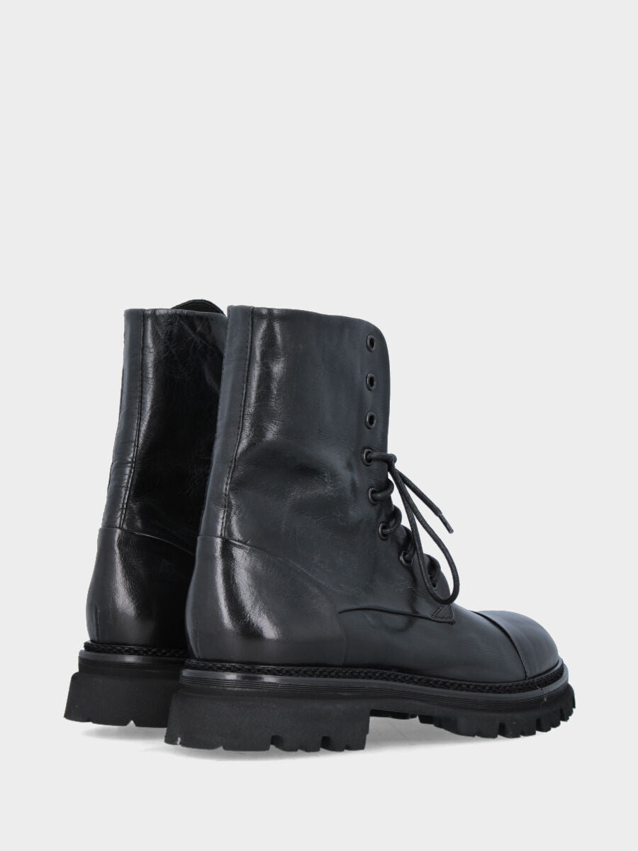 Polacchino in vitello nero con puntale e sperone cuciti e rivoltati su monoblocco