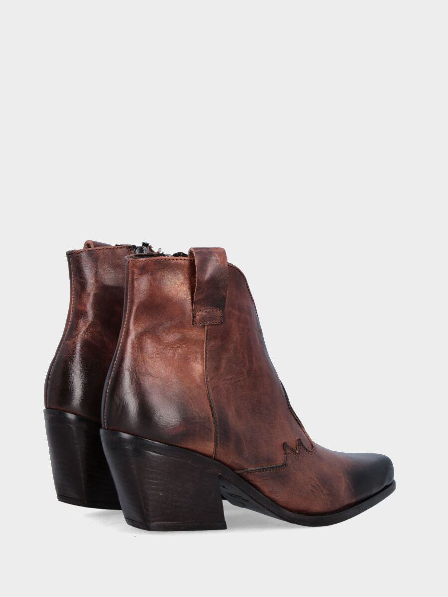 Camperos a stivaletto in vitello marrone con puntale fiammato