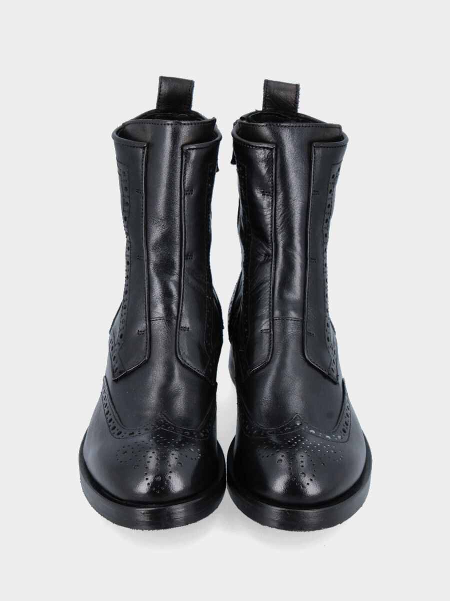 Polacchino in vitello nero con coda di rondine e bucherellature su monoblocco